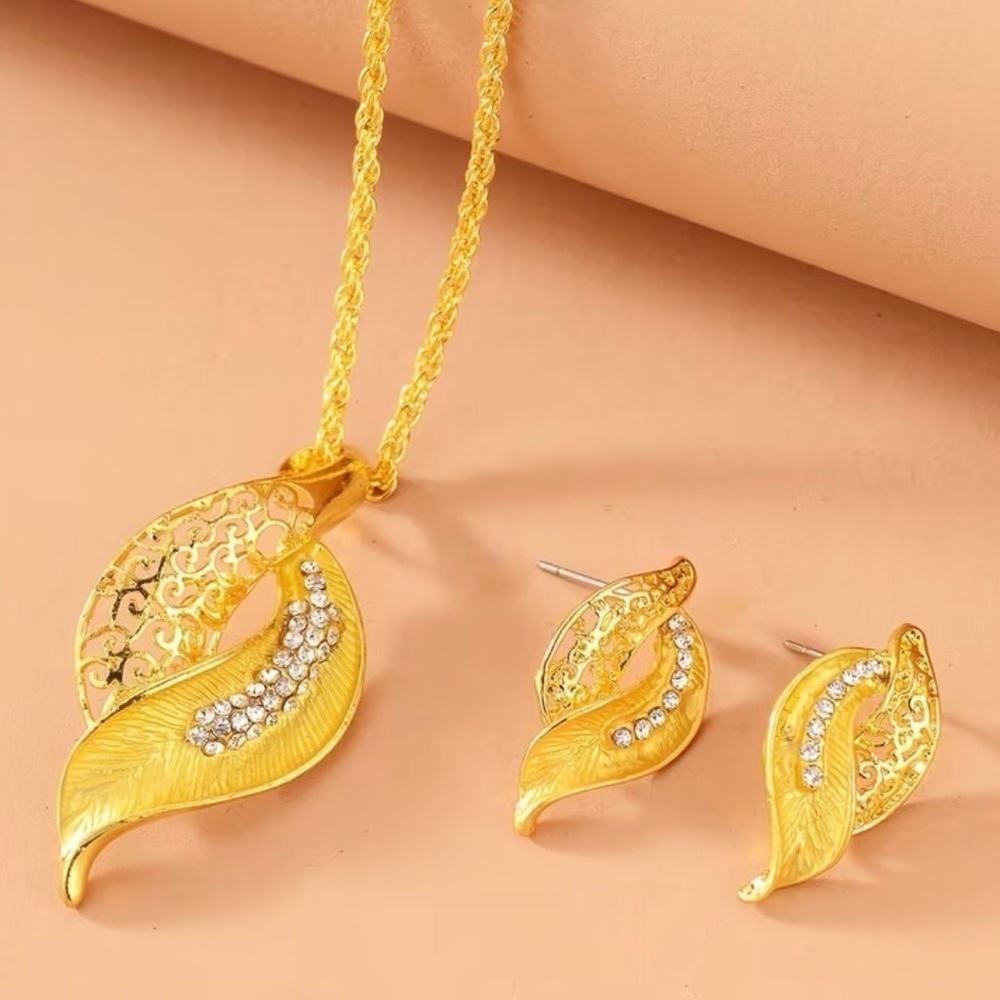 Elegant Gold Leaf Jewelry Set. - Picture 3 of 5